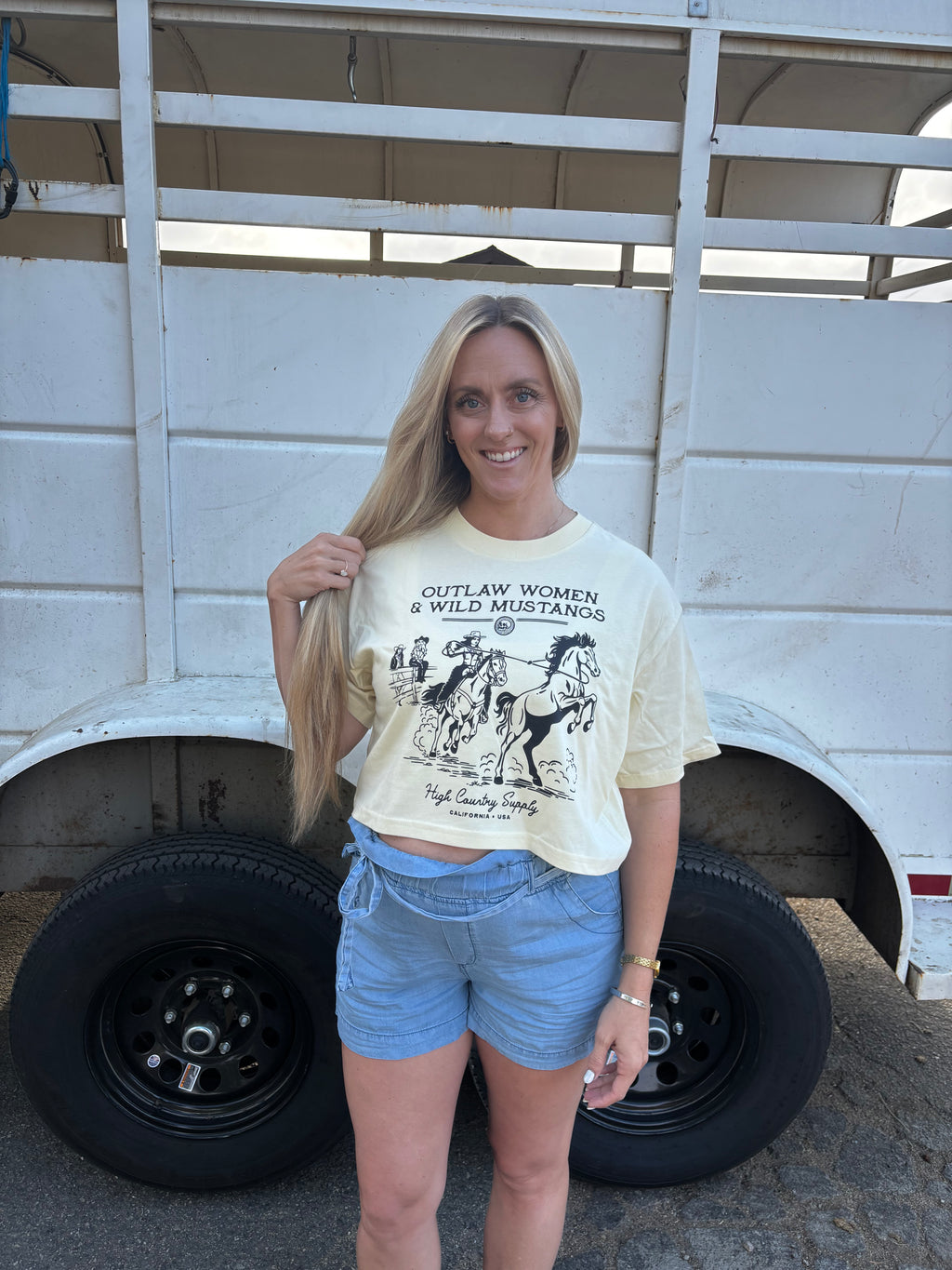Outlaw Women Crop Tee